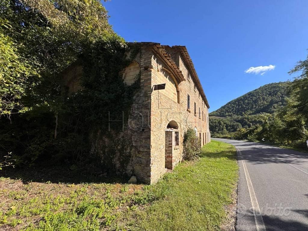 Rustico / Casale di 330 m² con più di 5 locali a M - Altro