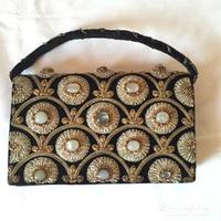 Clutch ricamato con pietre preziose