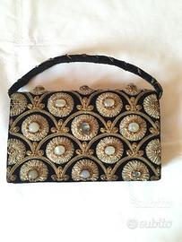 Clutch ricamato con pietre preziose