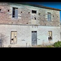 Casa indipendente da ristrutturare con giardino