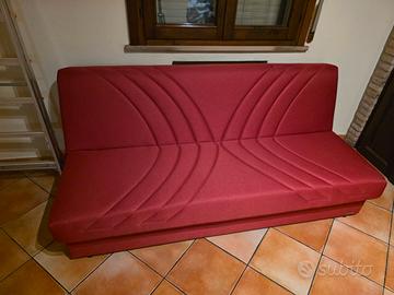 Divano letto rosso con vano contenitore