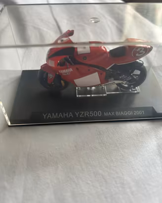 Modellino Yamaha yzr500 max biaggi 2001 con teca