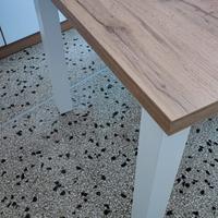 Tavolo con ripiano in rovere chiaro