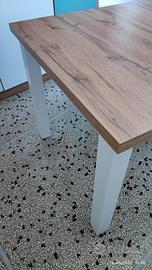 Tavolo con ripiano in rovere chiaro