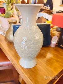 Vaso vintage in porcellana bianca con decoro flore