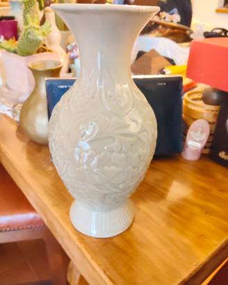 Vaso vintage in porcellana bianca con decoro flore