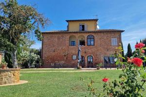 Rustico / Casale di 650 m² con più di 5 locali e b