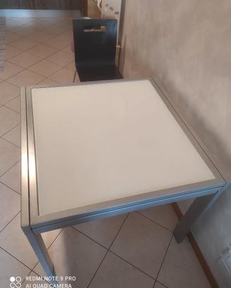Tavolo in vetro e alluminio