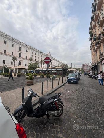 Ad. Piazza Carlo III - locale commerciale