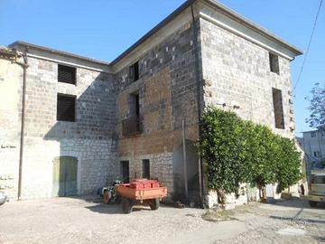 Rustico / Casale di 400 m² con più di 5 locali a P