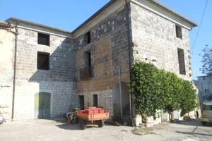 Rustico / Casale di 400 m² con più di 5 locali a P