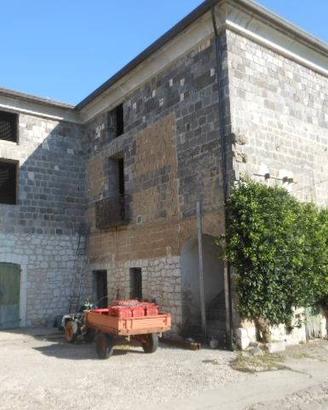 Rustico / Casale di 400 m² con più di 5 locali a P