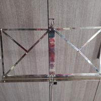 Due leggii pieghevoli 