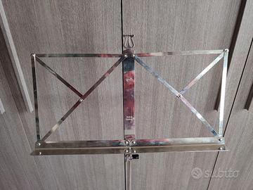 Due leggii pieghevoli 