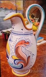 Una classica brocca in ceramica realizzata a mano.