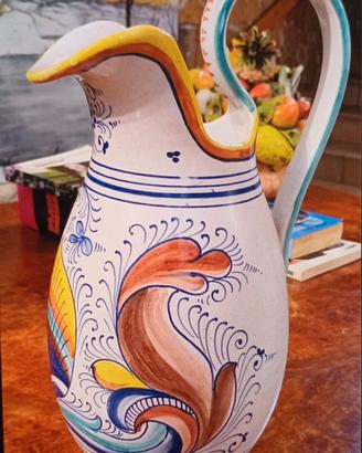 Una classica brocca in ceramica realizzata a mano.