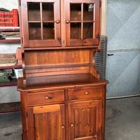 Credenza in legno con vetrina