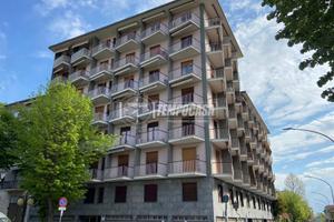 QUADRILOCALE CON BOX AUTO IN ZONA CENTRALE