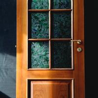 Porta interna in noce massello con vetro artistico