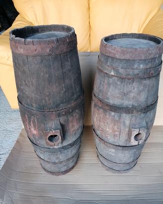Piccole botti antiche in legno