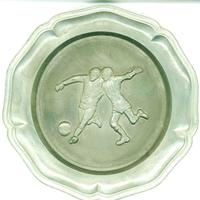 CALCIO PIATTO IN PELTRO DI GIOCATORI DI IN AZIONE