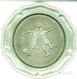 CALCIO PIATTO IN PELTRO DI GIOCATORI DI IN AZIONE