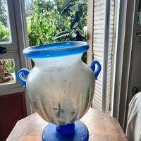 Vaso grigio con bordi blu