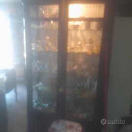 vetrina piena di oggetti vari 