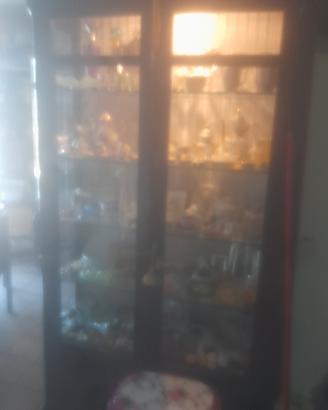 vetrina piena di oggetti vari 