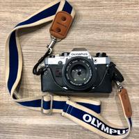 Macchina fotografica Olympus OM10 obiettivo e zoom