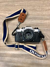 Macchina fotografica Olympus OM10 obiettivo e zoom
