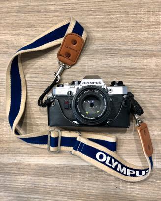 Macchina fotografica Olympus OM10 obiettivo e zoom