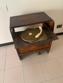 Mobiletto con giradischi