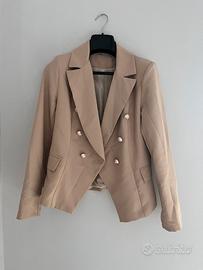 Giacca donna beige a doppio petto con bottoni.