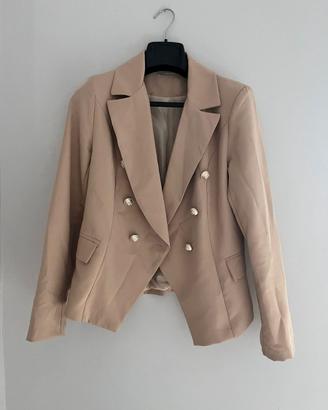 Giacca donna beige a doppio petto con bottoni.