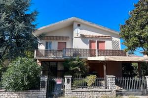 Casa Indipendente con Giardino e Garage Doppio