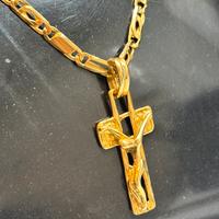 Collana con crocifisso in oro giallo