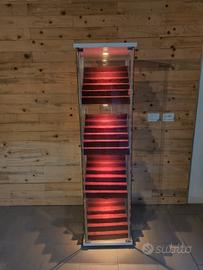 Vetrinetta Ikea in vetro illuminata con espositori