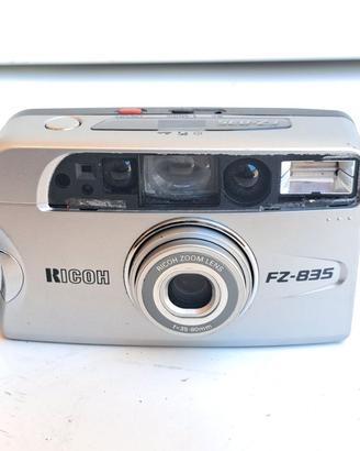 Ricoh FZ-835 Zoom fotocamera analogica 35mm rullin