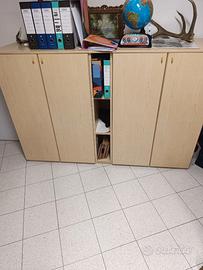 Doppio armadietto con al centro libreria