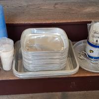 Set di stoviglie per feste / Piatti e bicchieri mo