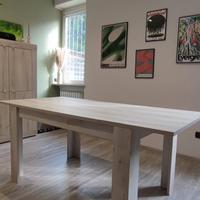 Tavolo allungabile e  quattro sedie 