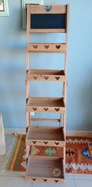 Espositore scaletta un legno con cuori intagliati