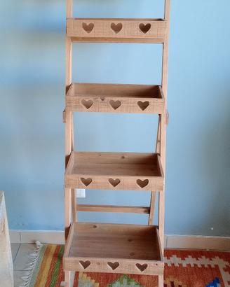 Espositore scaletta un legno con cuori intagliati