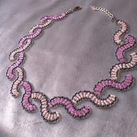 Collana girocollo artigianale rosa intrecciata