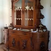 Magnifico mobile antico con elementi scolpiti