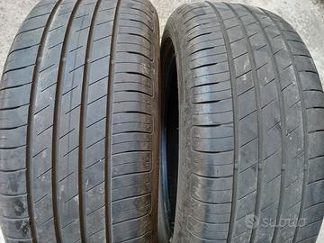 2  gomme estive 215/55 /R17. good year 