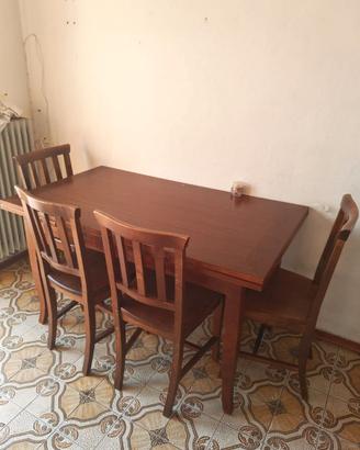 Tavolo piu 4 sedie