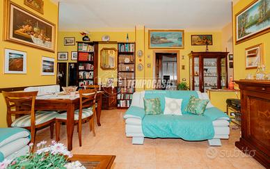 TRILOCALE AL SECONDO PIANO CON BOX E CANTINA