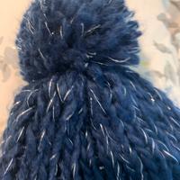 Berretto con fascia interna pile. Fili lurex +logo